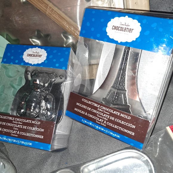 NIB-Chocolatier Set-5 inch Eiffel Tower & Bear-Bunnies, Stars-2 Fill Rounds - Picture 2 of 7